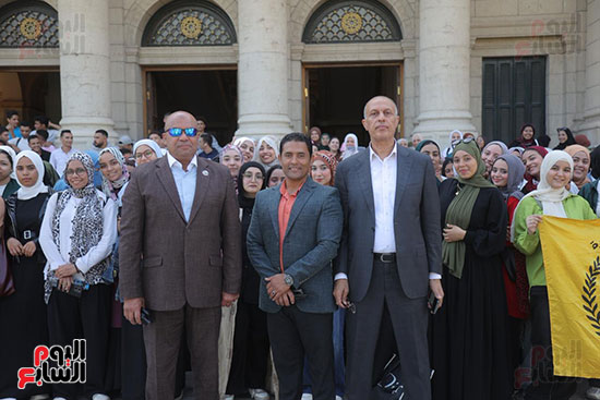 اصطفاف طلاب حقوق القاهرة أمام الكلية تمهيدا للمشاركة فى ندوة الداعية مصطفى حسنى (1)