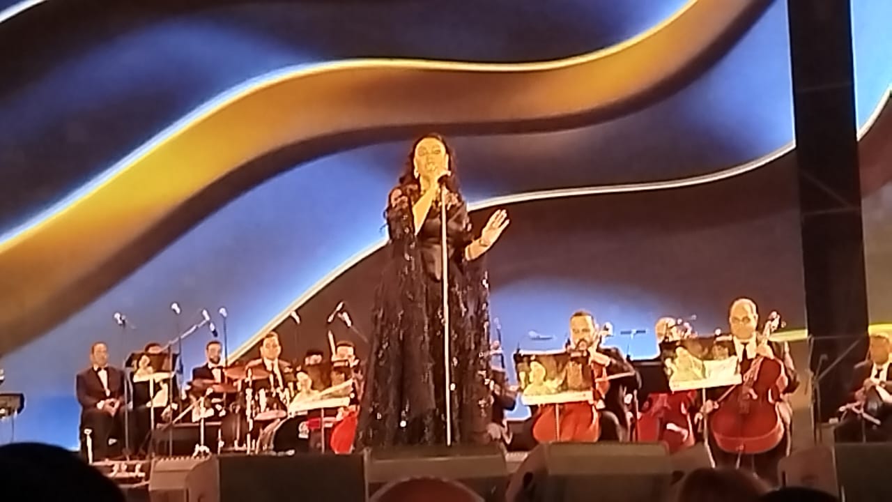مروة ناجي تفتتح حفلها بـ طبعا أحباب وسط تفاعل جماهيري حار (1)
