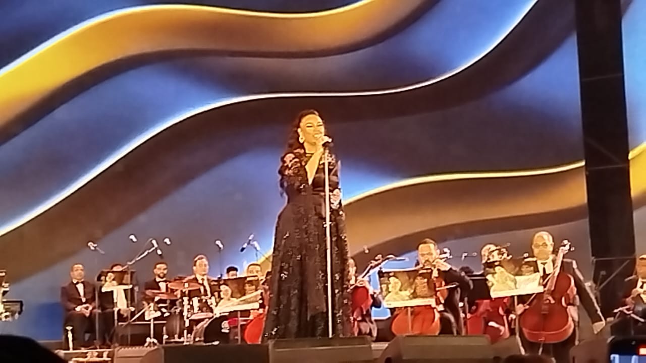 مروة ناجي تفتتح حفلها بـ طبعا أحباب وسط تفاعل جماهيري حار (2)