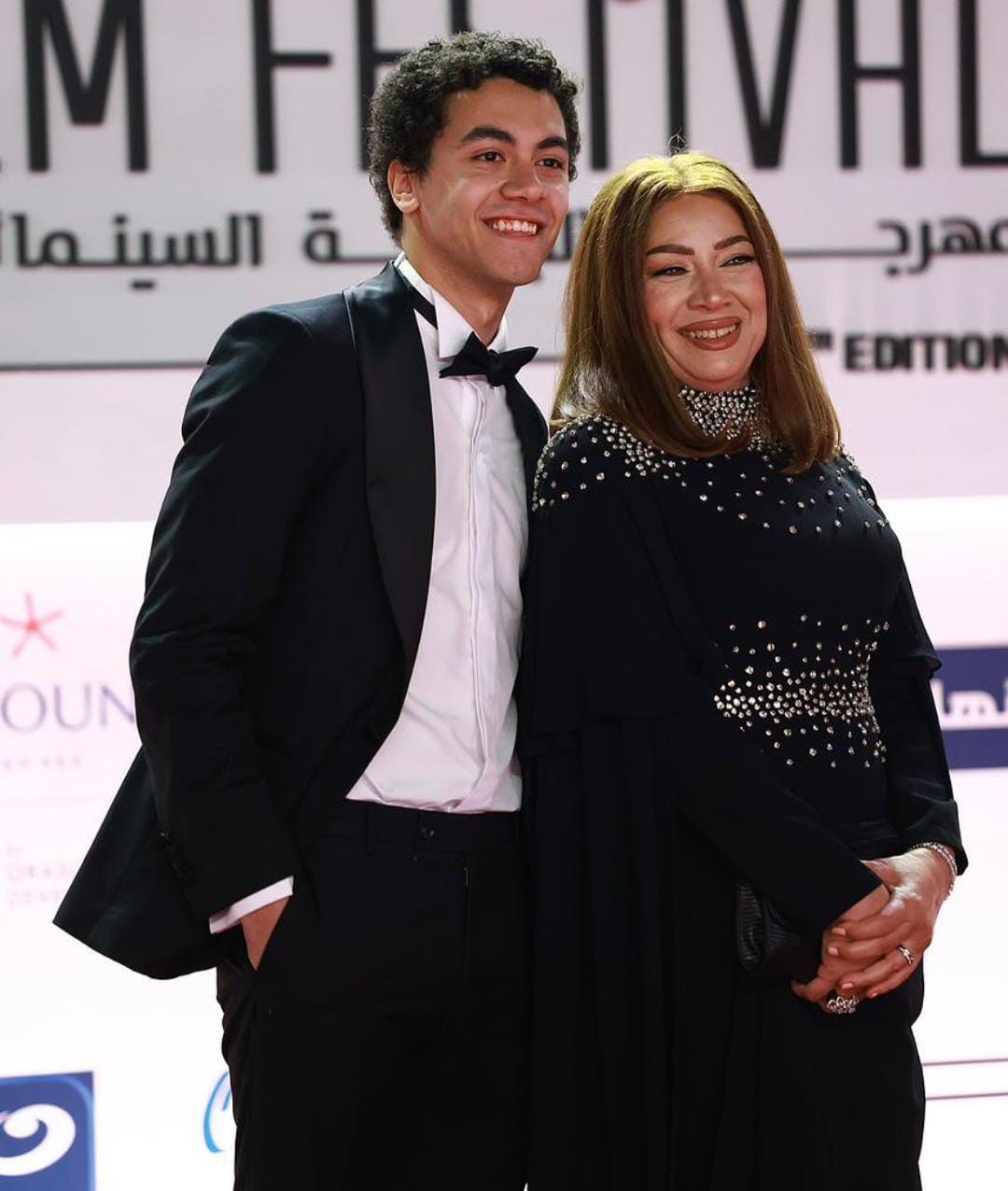 نيللى كريم وايمان العاصى وابنتها وأسماء جلال على السجادة الحمراء لحفل ختام مهرجان الجونة (3)