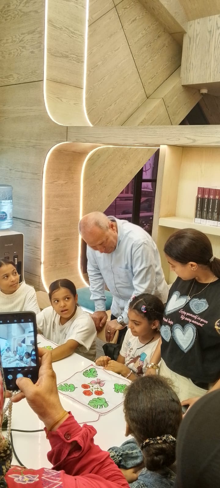 محافظ القاهرة مع الأطفال محافظ القاهرة مع الأطفال