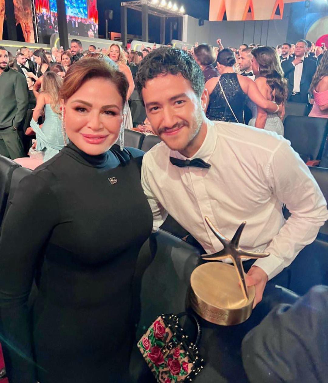 حسن مالك يحتفل بفوز شقيقه أحمد مالك بجائزة أفضل ممثل بمهرجان الجونة السينمائي (1)