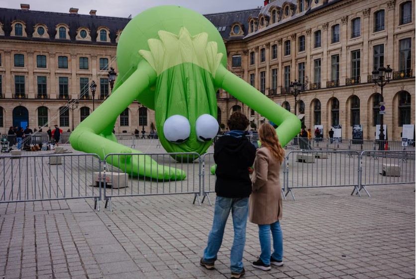 ضفدع رينيه أمام متحف اللوفر ضفدع رينيه أمام متحف اللوفر