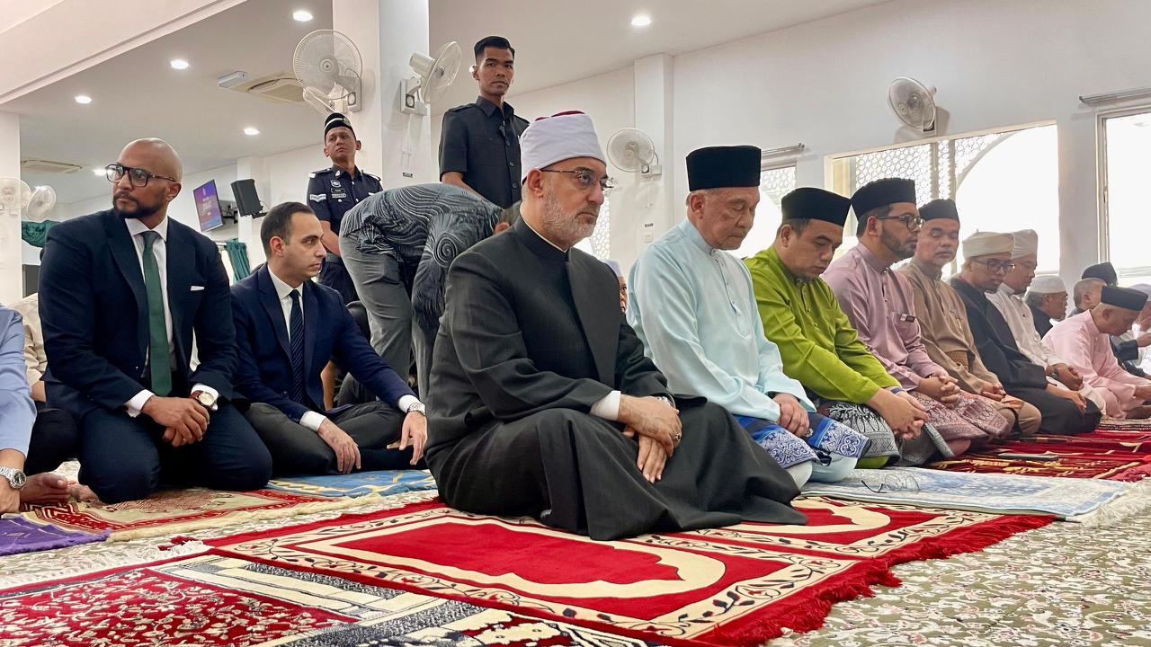 مفتى الجمهورية يشارك بصلاة الجمعة فى ماليزيا مفتى الجمهورية يشارك بصلاة الجمعة فى ماليزيا