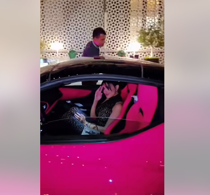 الفنانة مي عمر