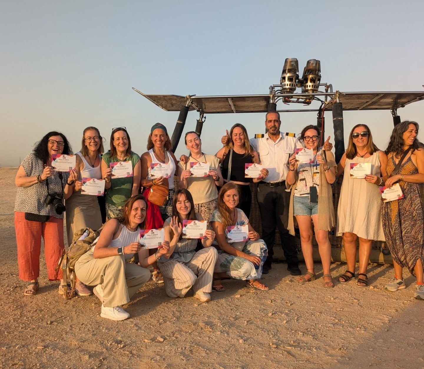 استمتاع الأجانب على متن رحلات البالون الطائر استمتاع الأجانب على متن رحلات البالون الطائر