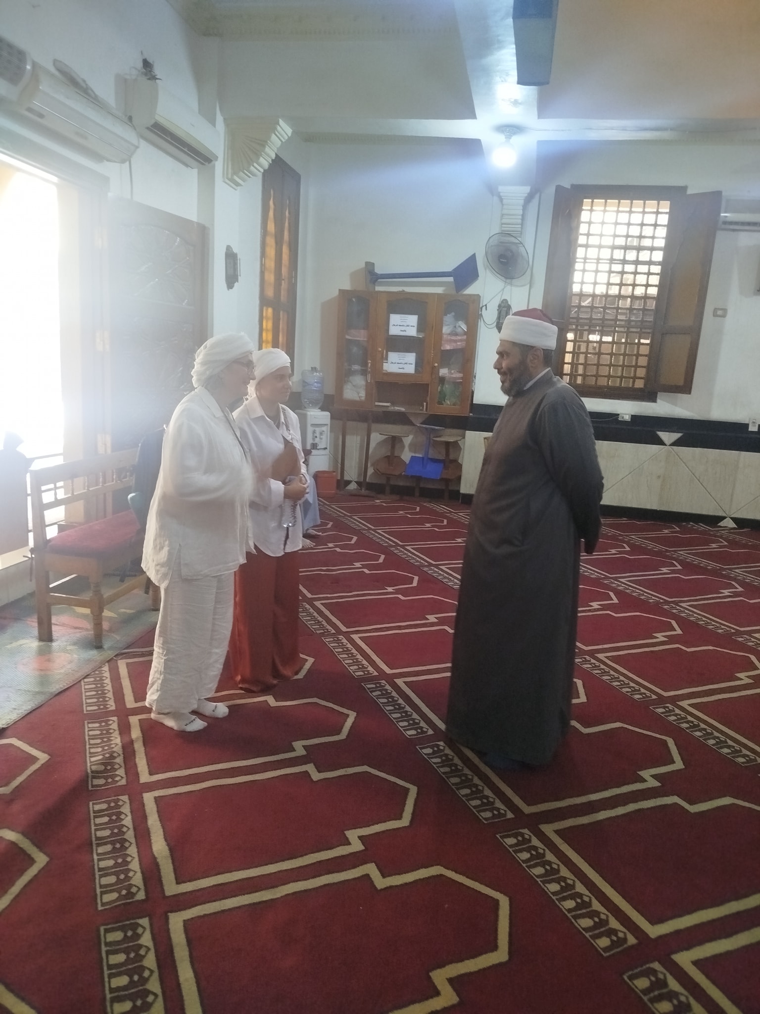 سائحتين من فرنسا تزوران مسجد الوحشى بالأقصر سائحتين من فرنسا تزوران مسجد الوحشى بالأقصر