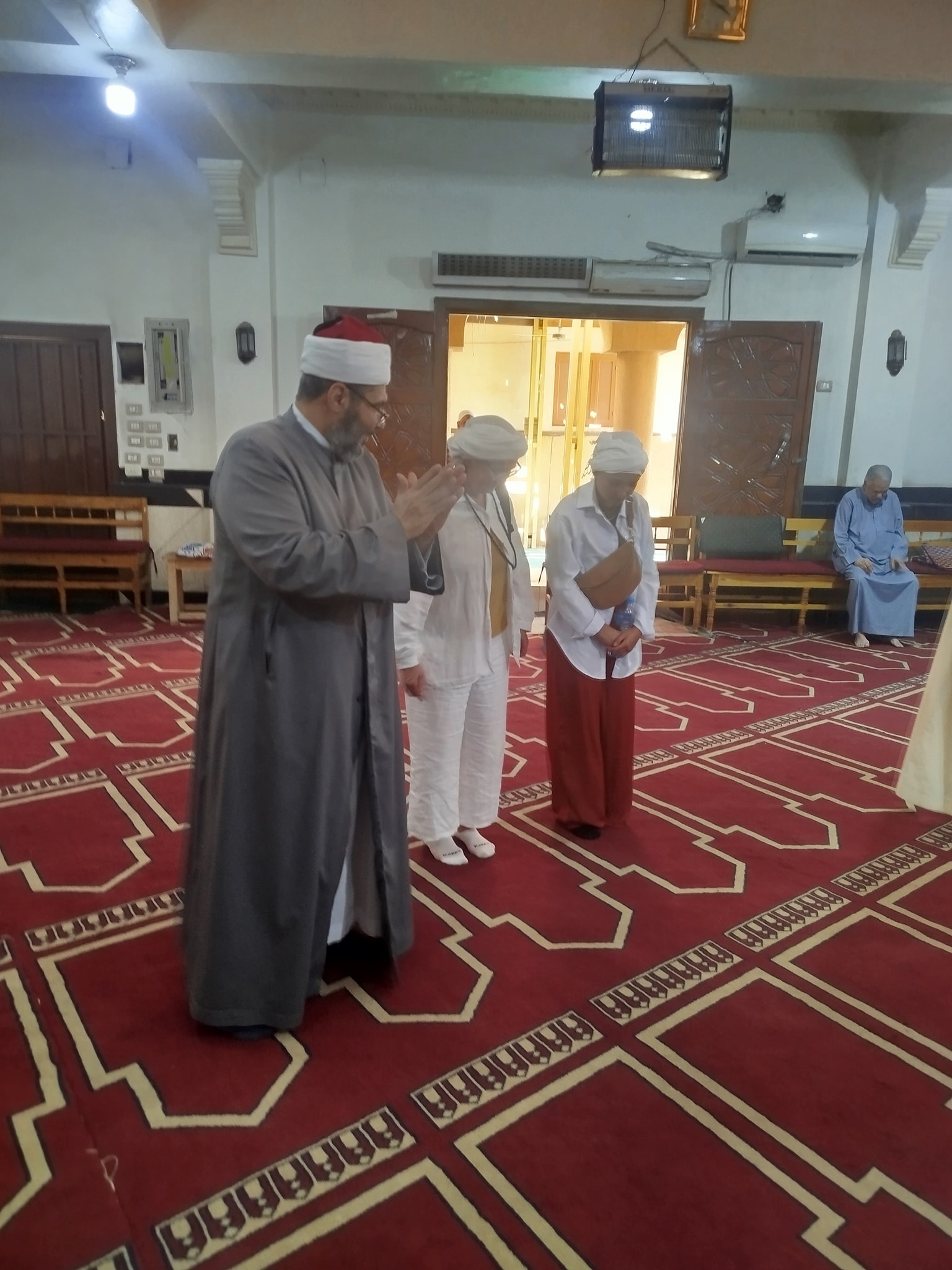 سائحتين من فرنسا تزوران مسجد الوحشى بالأقصر وتسألان عن معنى القبلة سائحتين من فرنسا تزوران مسجد الوحشى بالأقصر وتسألان عن معنى القبلة