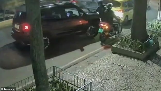 برازيلية تحاصر لصين بسيارتها 