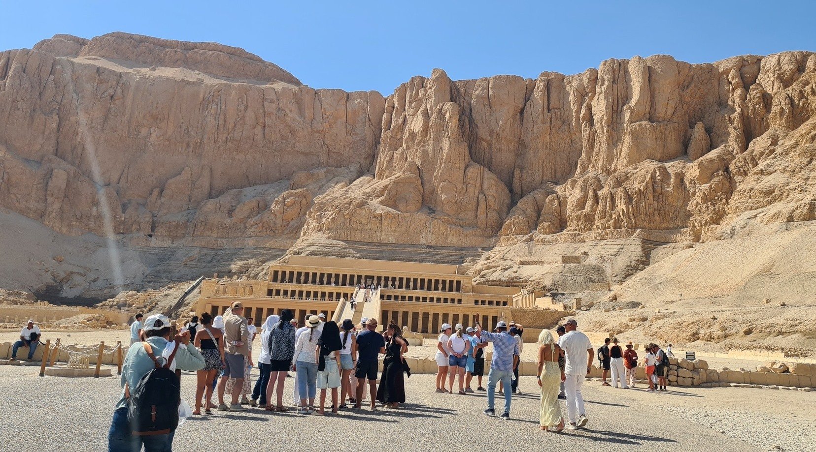 جانب من الزيارات السياحية فى معبد الملكة حتشبسوت جانب من الزيارات السياحية فى معبد الملكة حتشبسوت