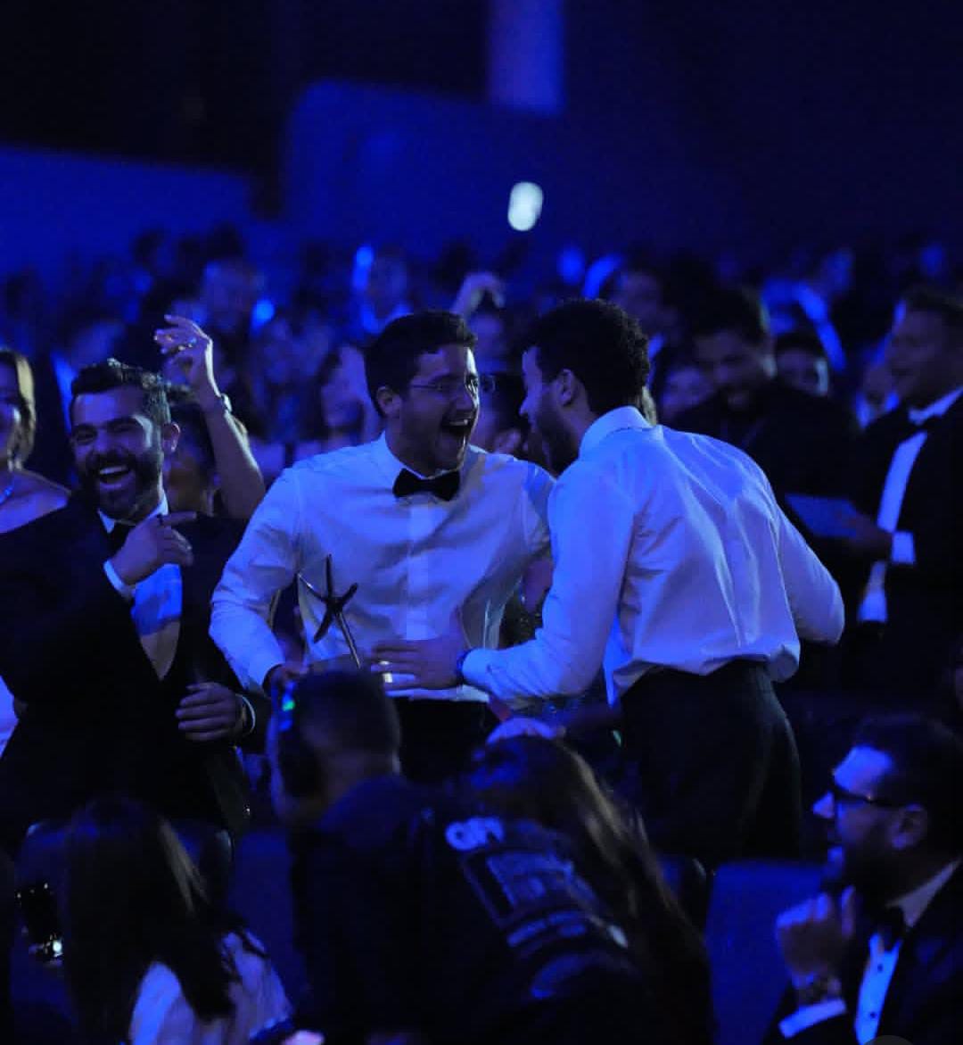 حسن مالك يحتفل بفوز شقيقه أحمد مالك بجائزة أفضل ممثل بمهرجان الجونة السينمائي (2)