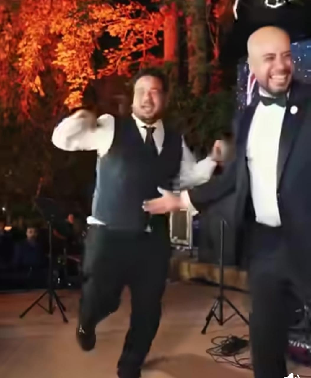 مصطفى غريب يرقص فى حفل زفاف حاتم صلاح (1)