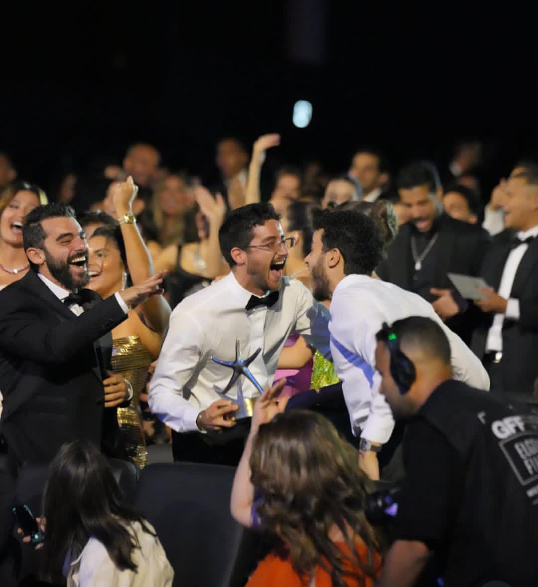 حسن مالك يحتفل بفوز شقيقه أحمد مالك بجائزة أفضل ممثل بمهرجان الجونة السينمائي (3)