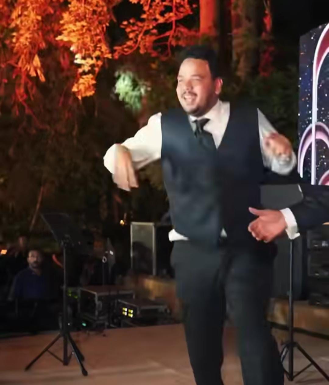 مصطفى غريب يرقص فى حفل زفاف حاتم صلاح (2)
