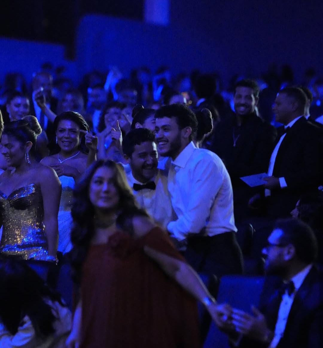 حسن مالك يحتفل بفوز شقيقه أحمد مالك بجائزة أفضل ممثل بمهرجان الجونة السينمائي (4)