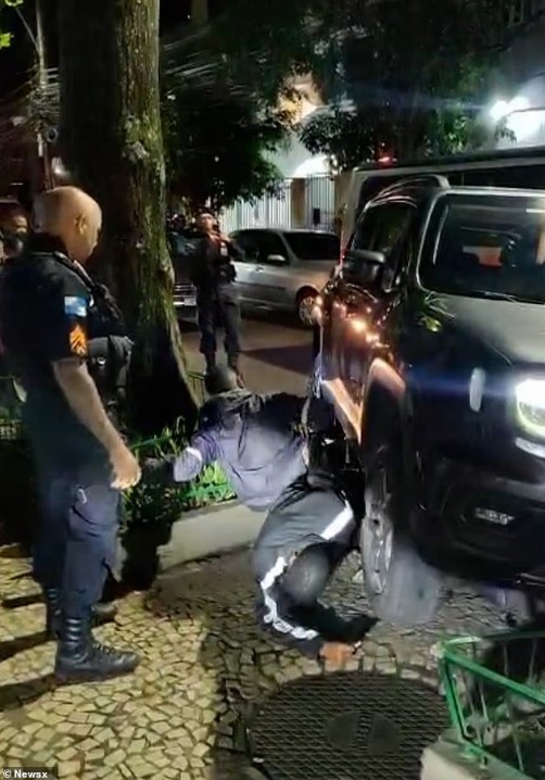 امرأة تحاصر لصين بالبرازيل