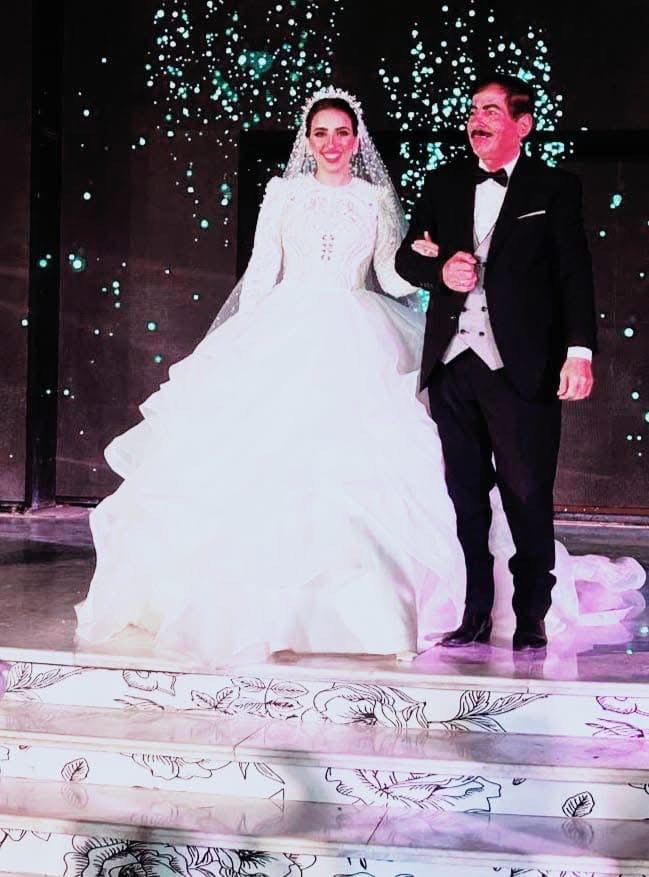 نجلة نقيب الأطباء بالغربية مع والدها خلال حفل زفافه