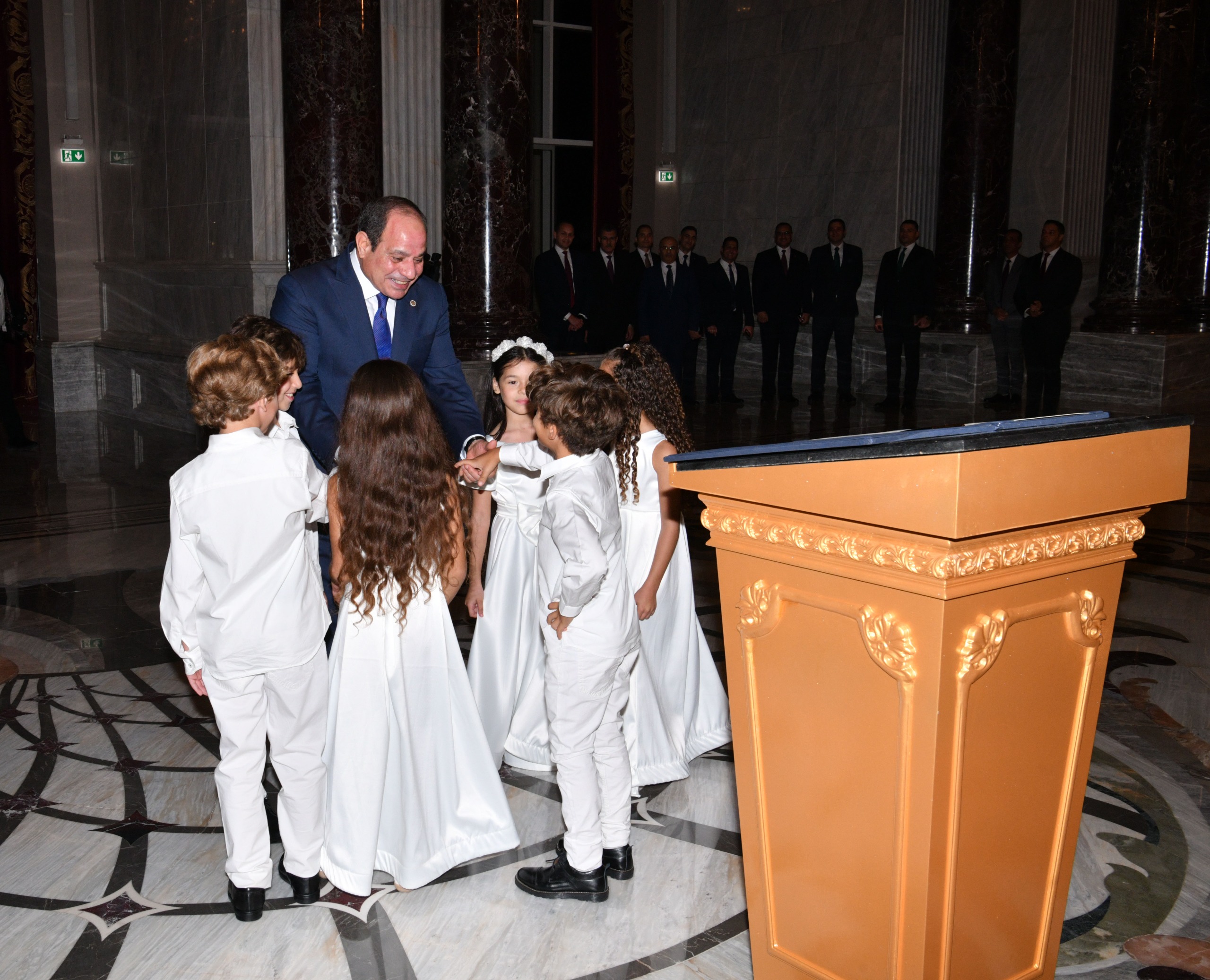 الرئيس يسلم على الاطفال الرئيس يسلم على الاطفال