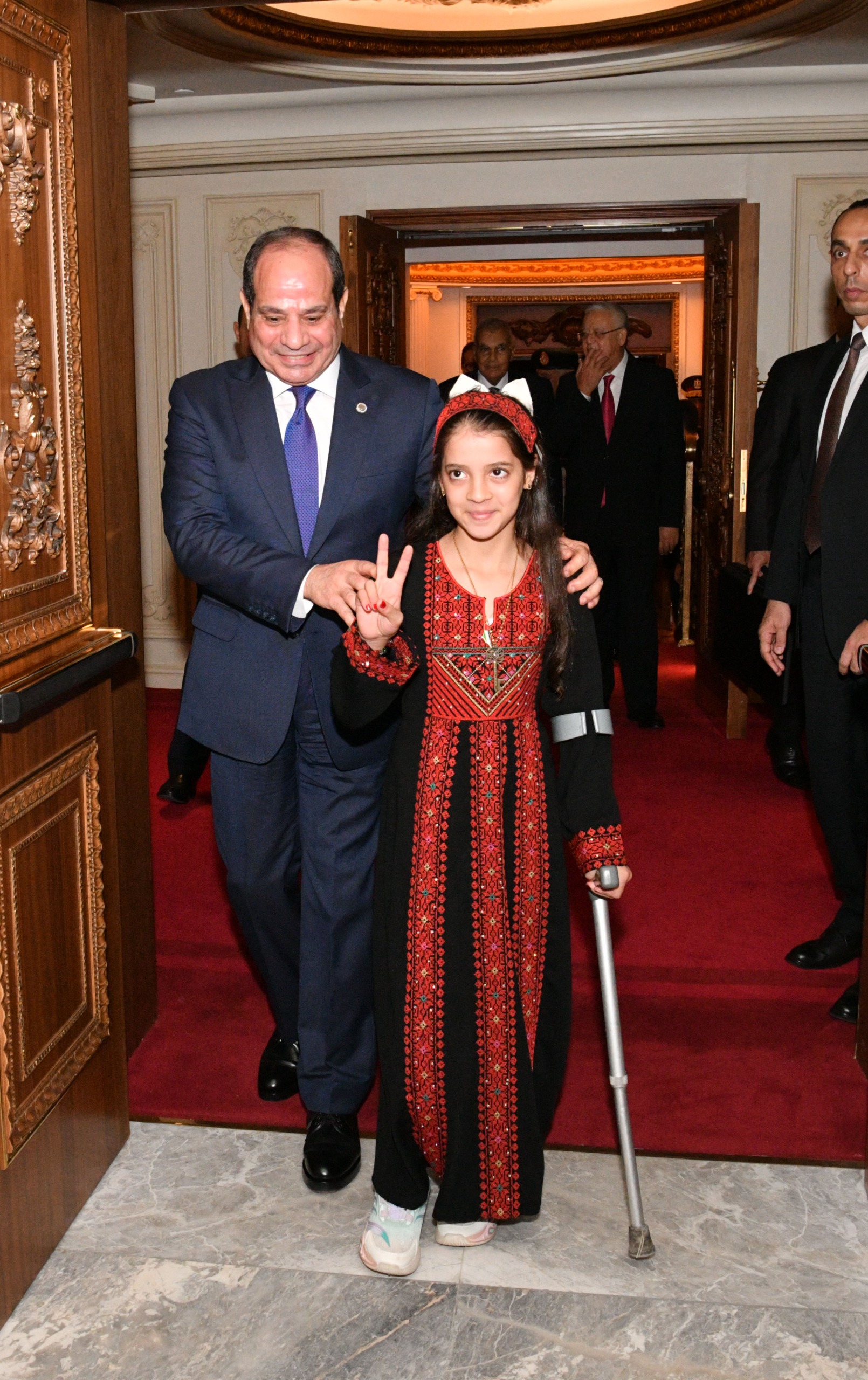 الرئيس السيسى مع الفلسطينية الرئيس السيسى مع الفلسطينية