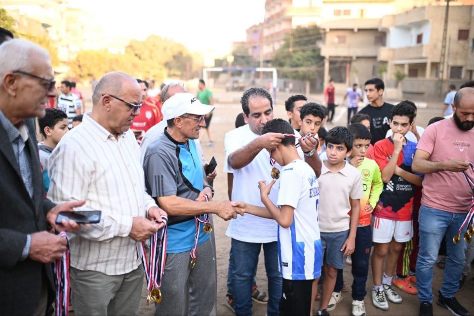 مراد يقلد الفائزين الميدالية