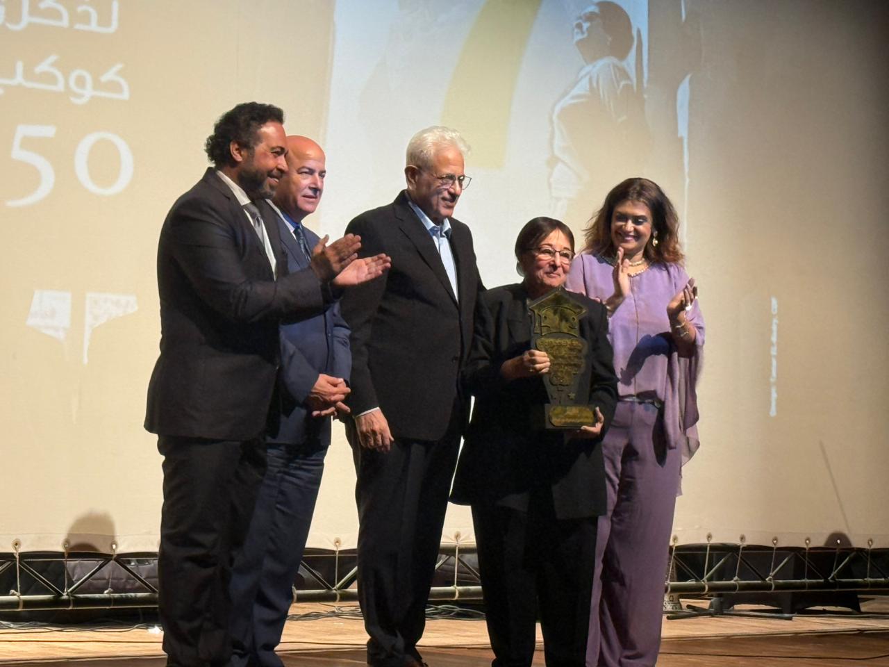 تكرم اسم محفوظ عبد الرحمن وسميرة عبد العزيز تتسلمه (1)