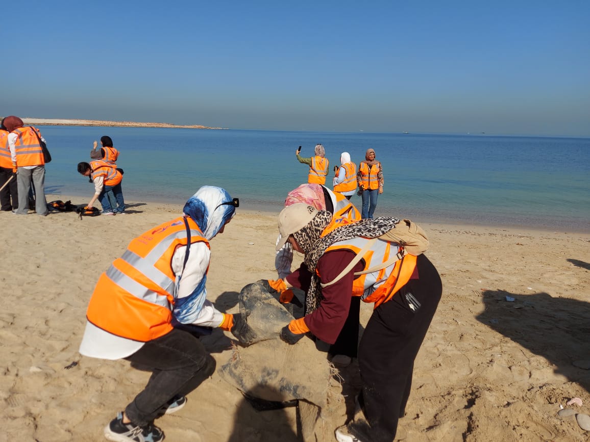 شباب الاسكندرية خلال تنظيف الشاطئ شباب الاسكندرية خلال تنظيف الشاطئ