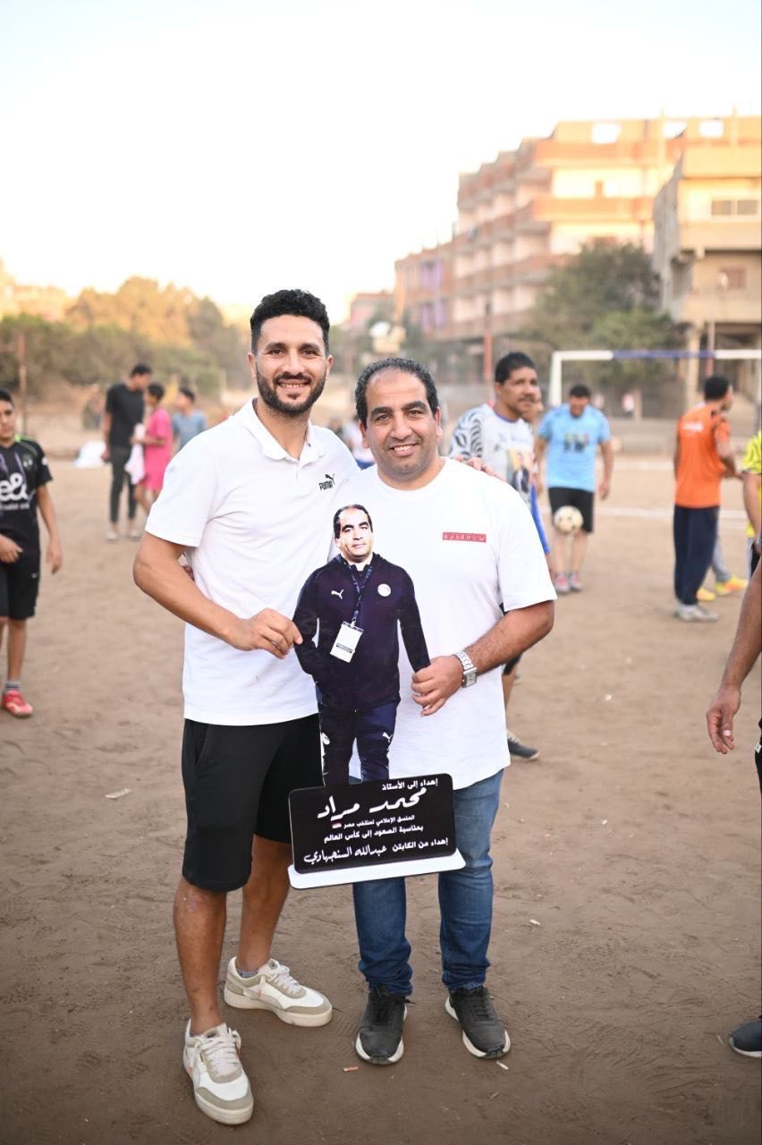 مراد مع الهدية التذكارية