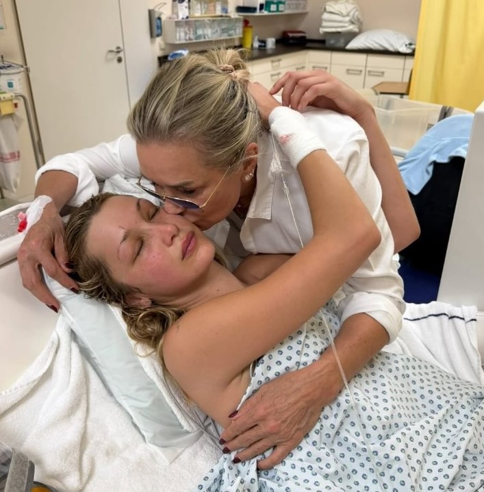 بيلا حديد أثناء مرضها