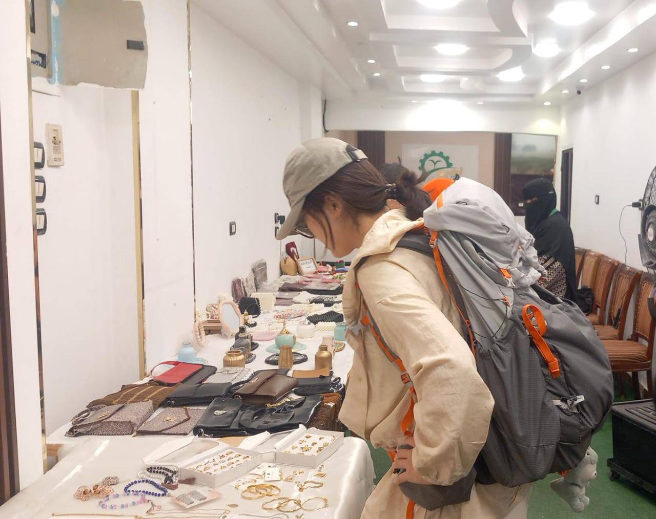 أجانب من حول العالم شاركوا فى معرض للمنتجات الحرفية بالأقصر أجانب من حول العالم شاركوا فى معرض للمنتجات الحرفية بالأقصر