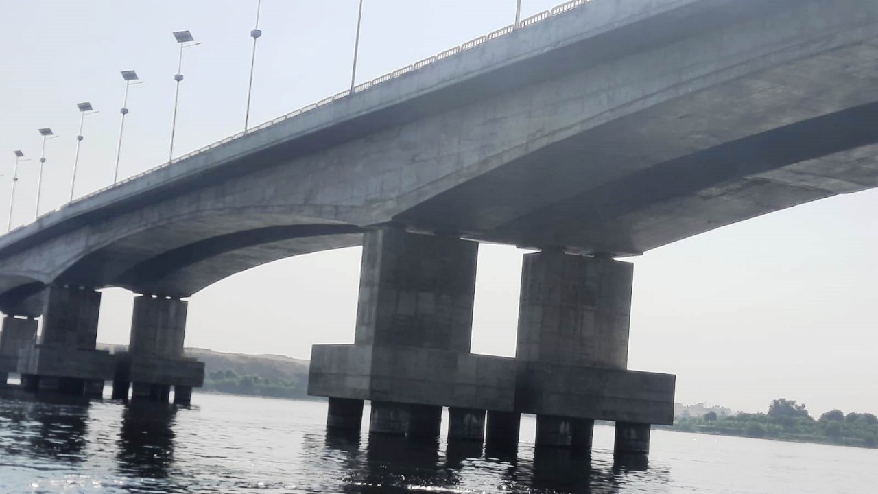 محافظة أسوان تؤكد سلامة كوبرى كلابشة بعد اصطدام باخرة سياحية (2)