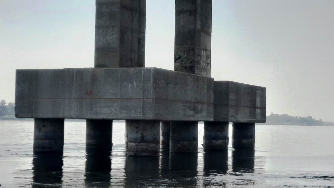 محافظة أسوان تؤكد سلامة كوبرى كلابشة بعد اصطدام باخرة سياحية (1)