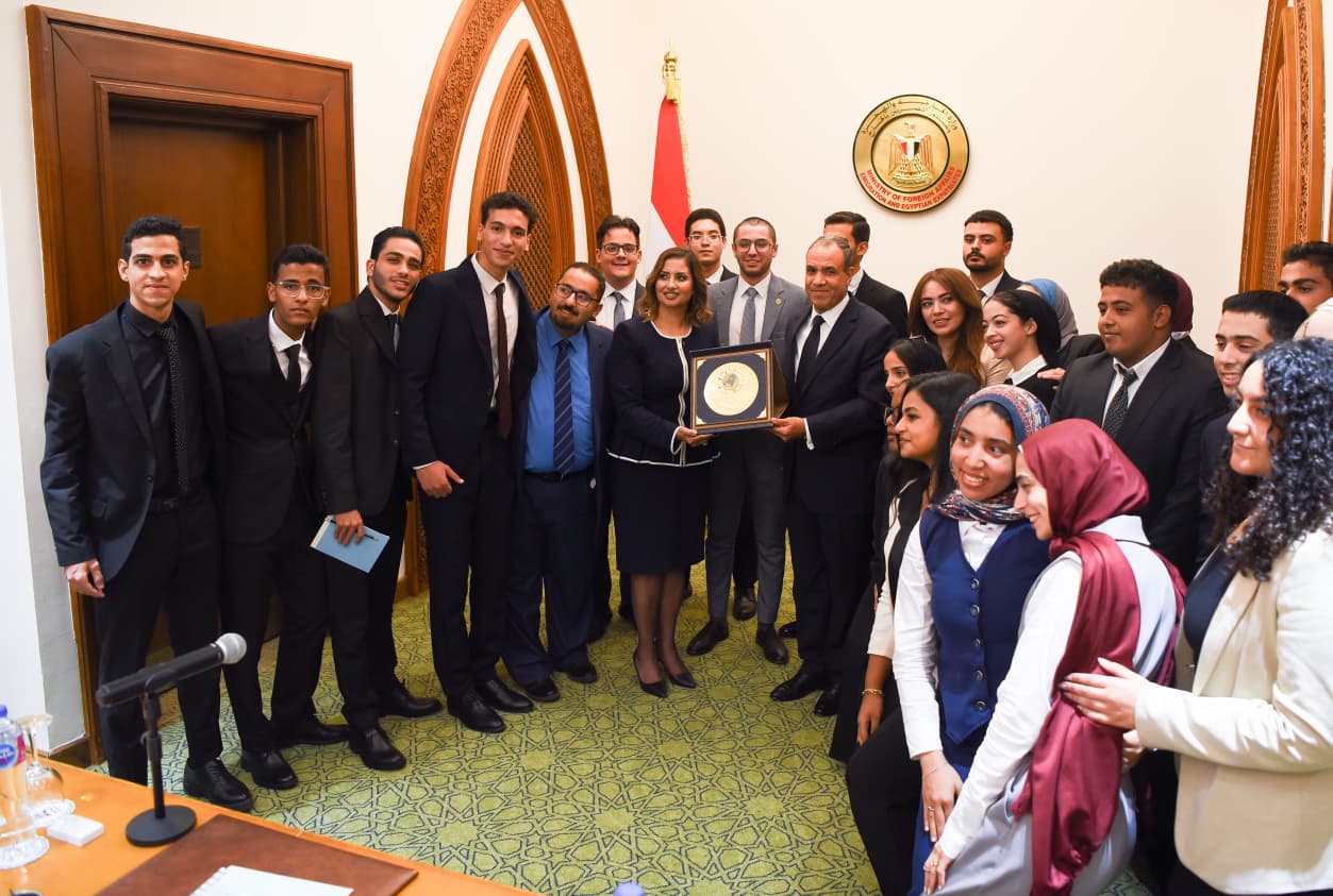 صورة جماعية بعد اللقاء صورة جماعية بعد اللقاء