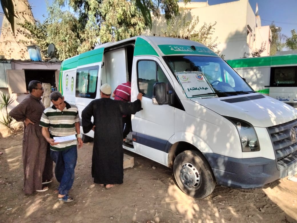 جانب من  التوافد على  العيادة المتنقلة