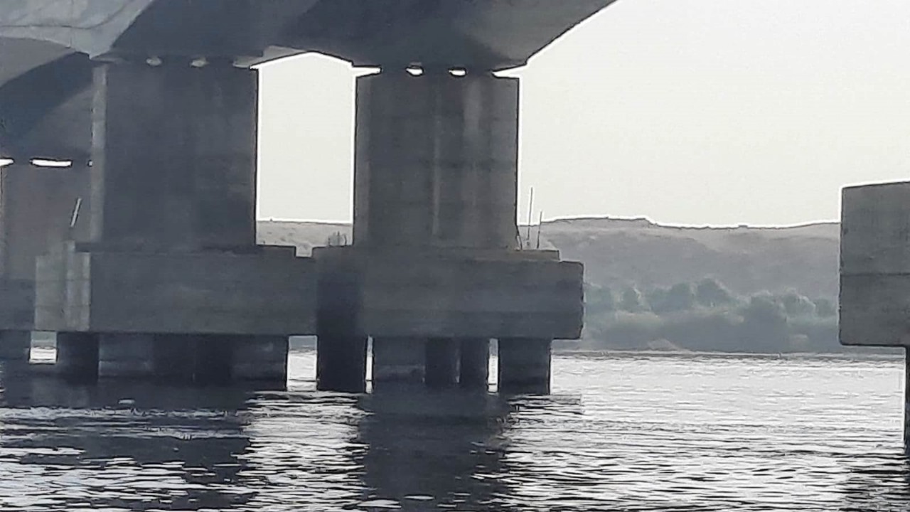 محافظة أسوان تؤكد سلامة كوبرى كلابشة بعد اصطدام باخرة سياحية (3)