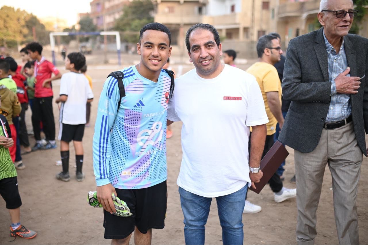 مراد مع أحد اللاعبين