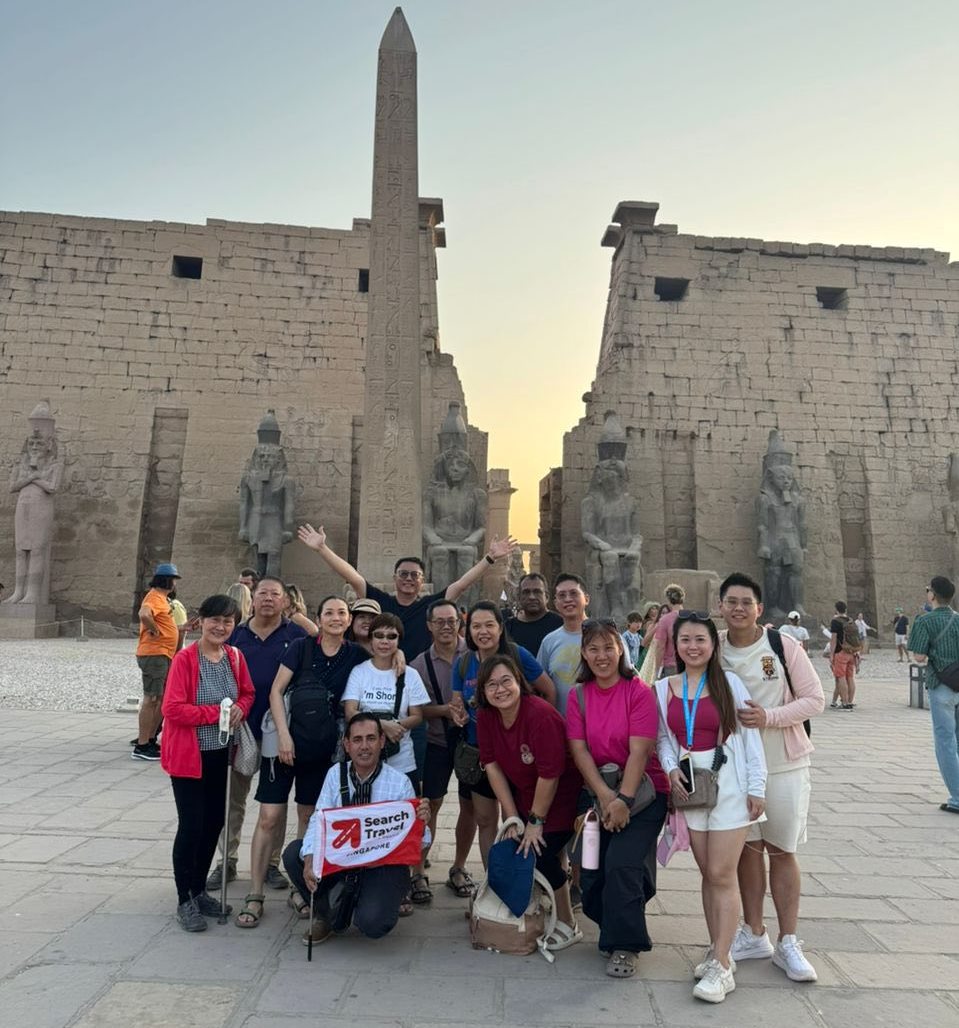 بهجة بين ضيوف العالم خلال زيارتهم فى معبد الأقصر