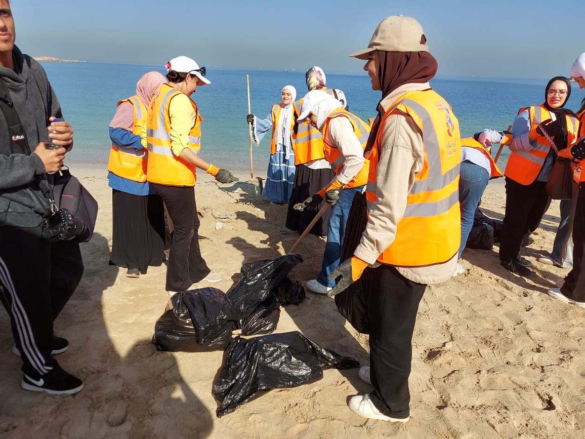 تنظيف الشاطئ فى الاسكندرية تنظيف الشاطئ فى الاسكندرية
