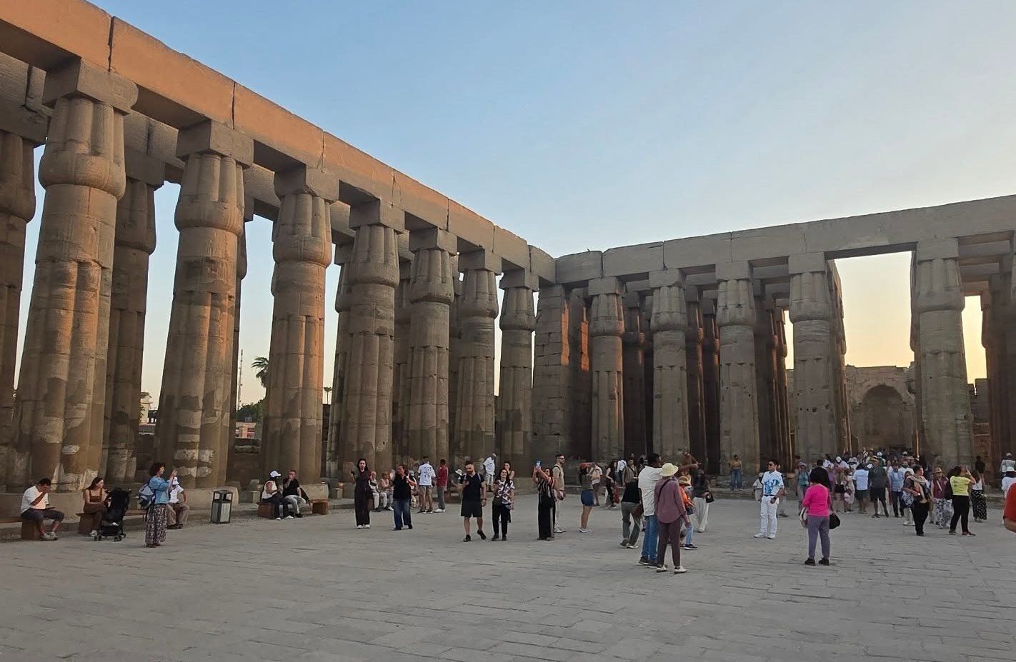 التوافد السياحي فى صالات معبد الأقصر