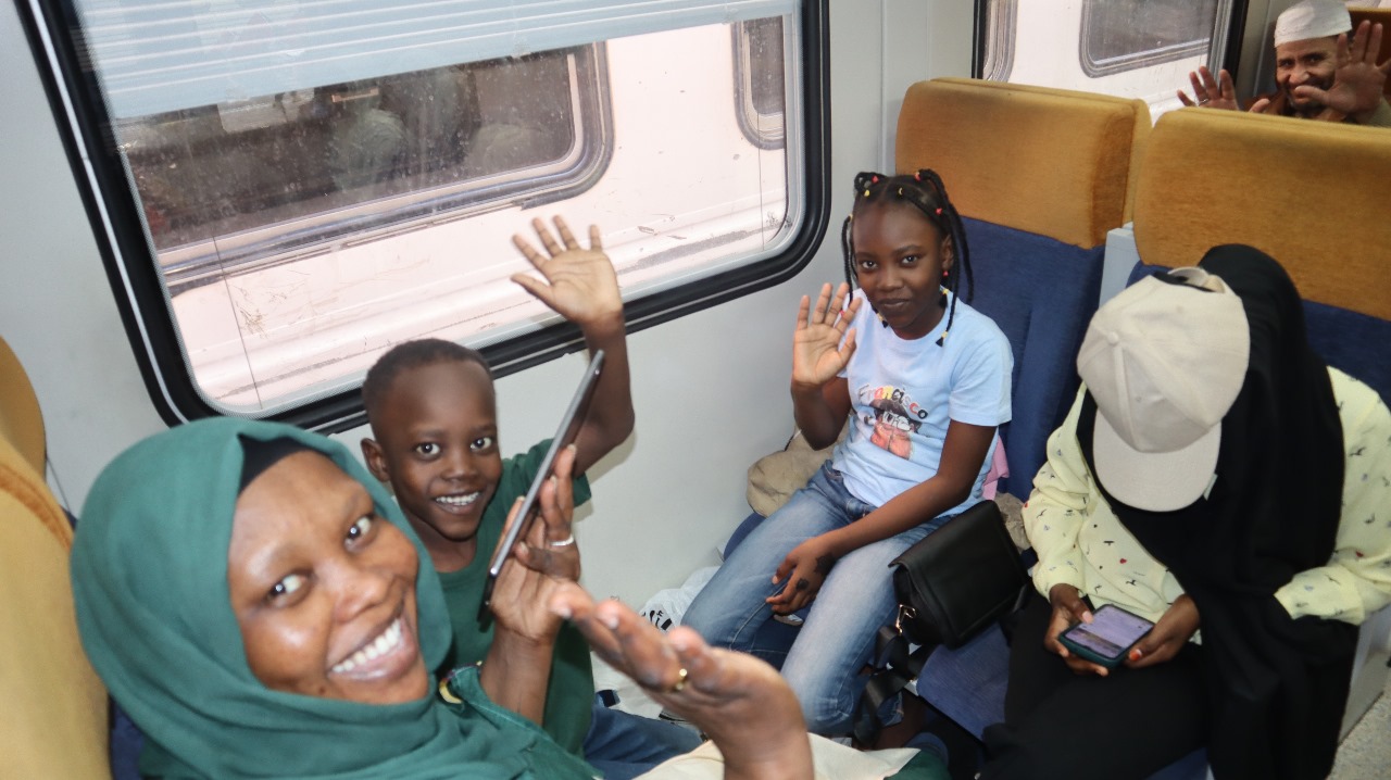 فرحة الأشقاء السودانين العائدين لوطنهم فرحة الأشقاء السودانين العائدين لوطنهم