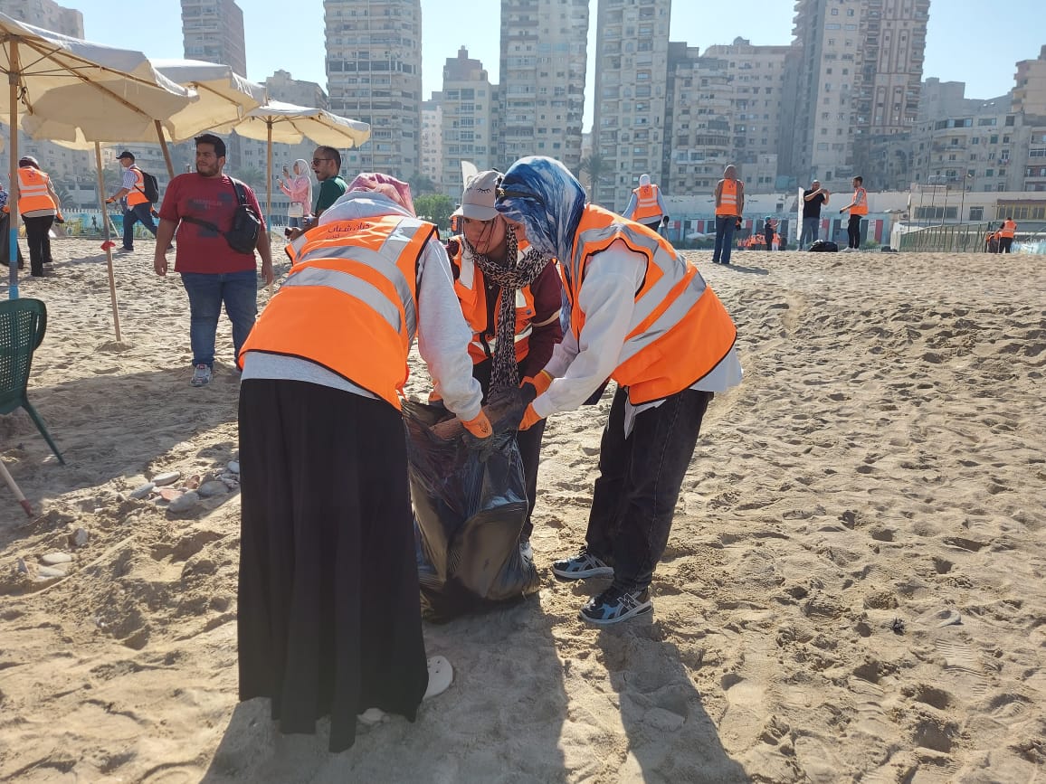 تنظيف الشاطئ فى الاسكندرية تنظيف الشاطئ فى الاسكندرية