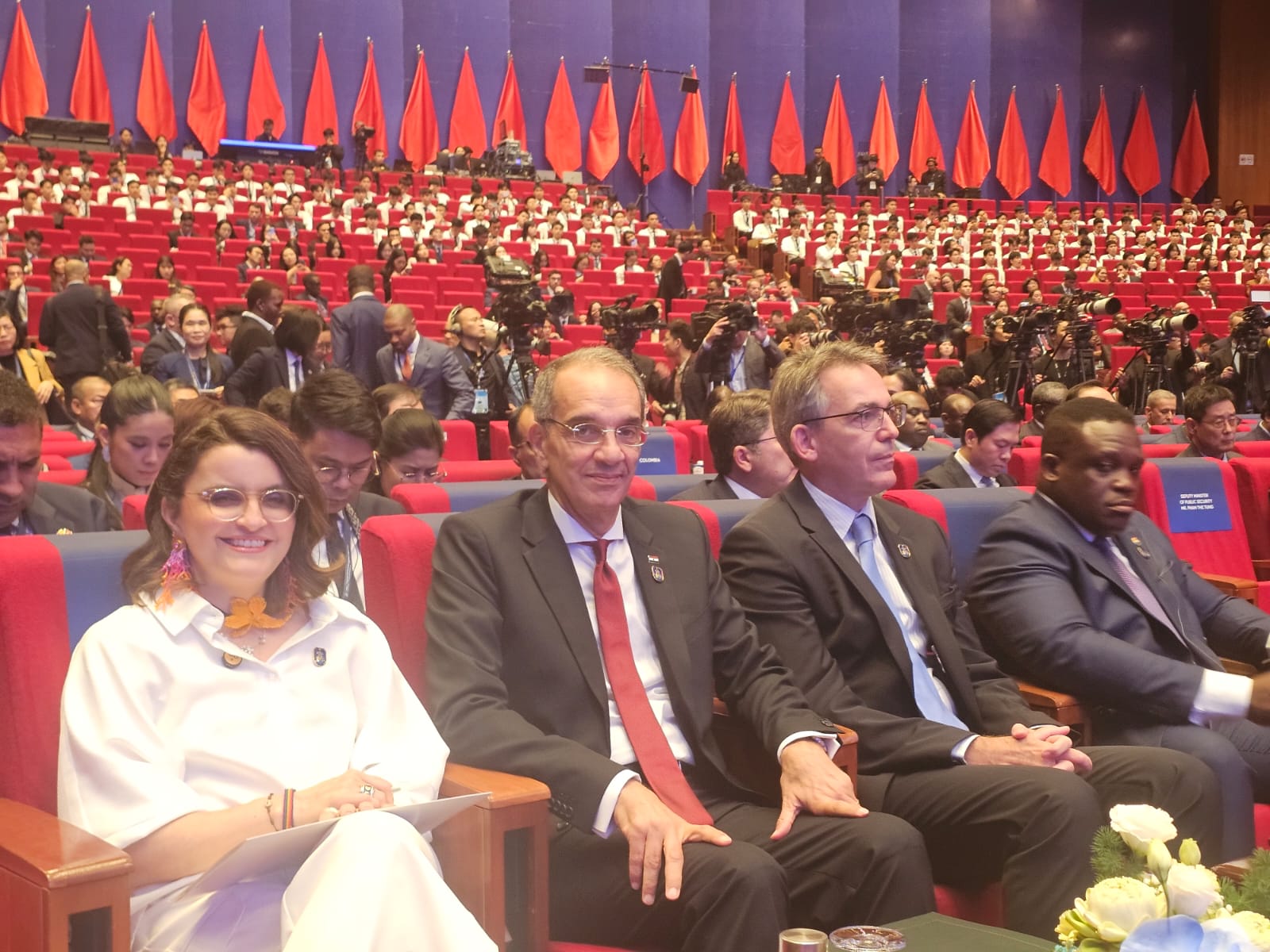 الوزير بين الحضور الوزير بين الحضور