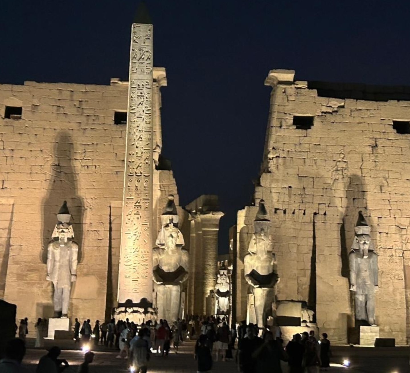 سحر الإضاءة الليلة تجذب السياح بمعبد الأقصر