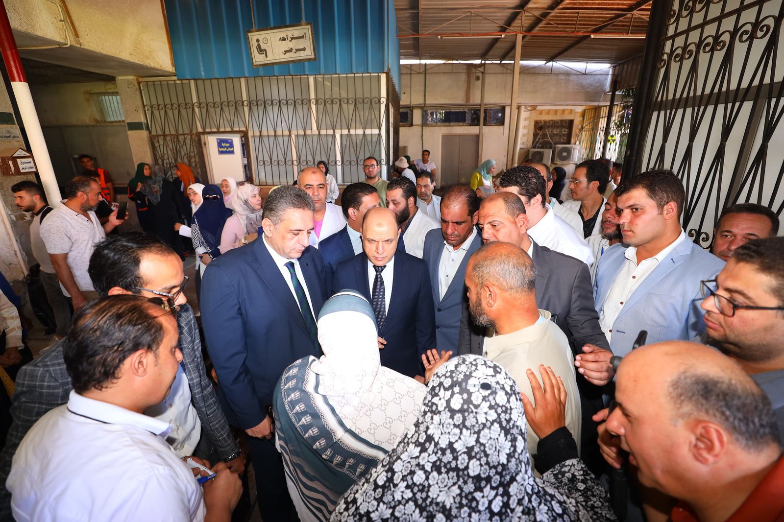 جولة محافظ كفر الشيخ في المستشفى