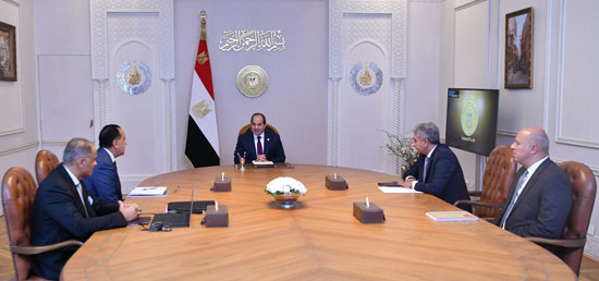 خلال الاجتماع (1)