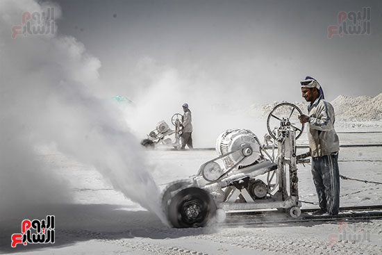 عامل يقوم بتقطيع الحجر فى محجر بمحافظة المنيا