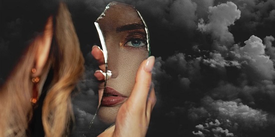 مراية مكسورة