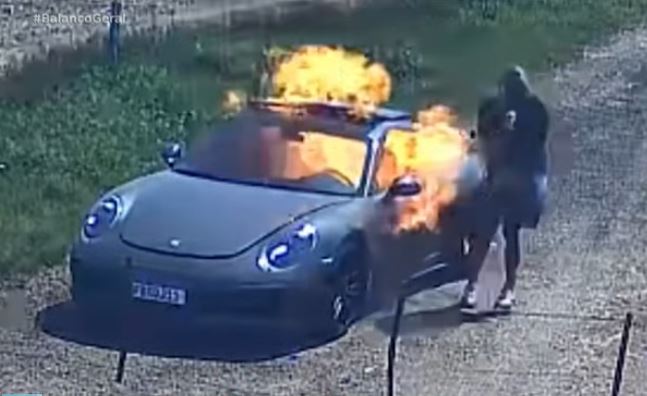 اثناء احراق السيارة