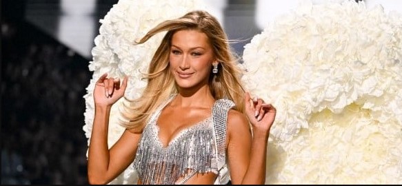 بيلا حديد تكشف عن سر صعوبة مشيتها في عرض فيكتوريا سيكريت