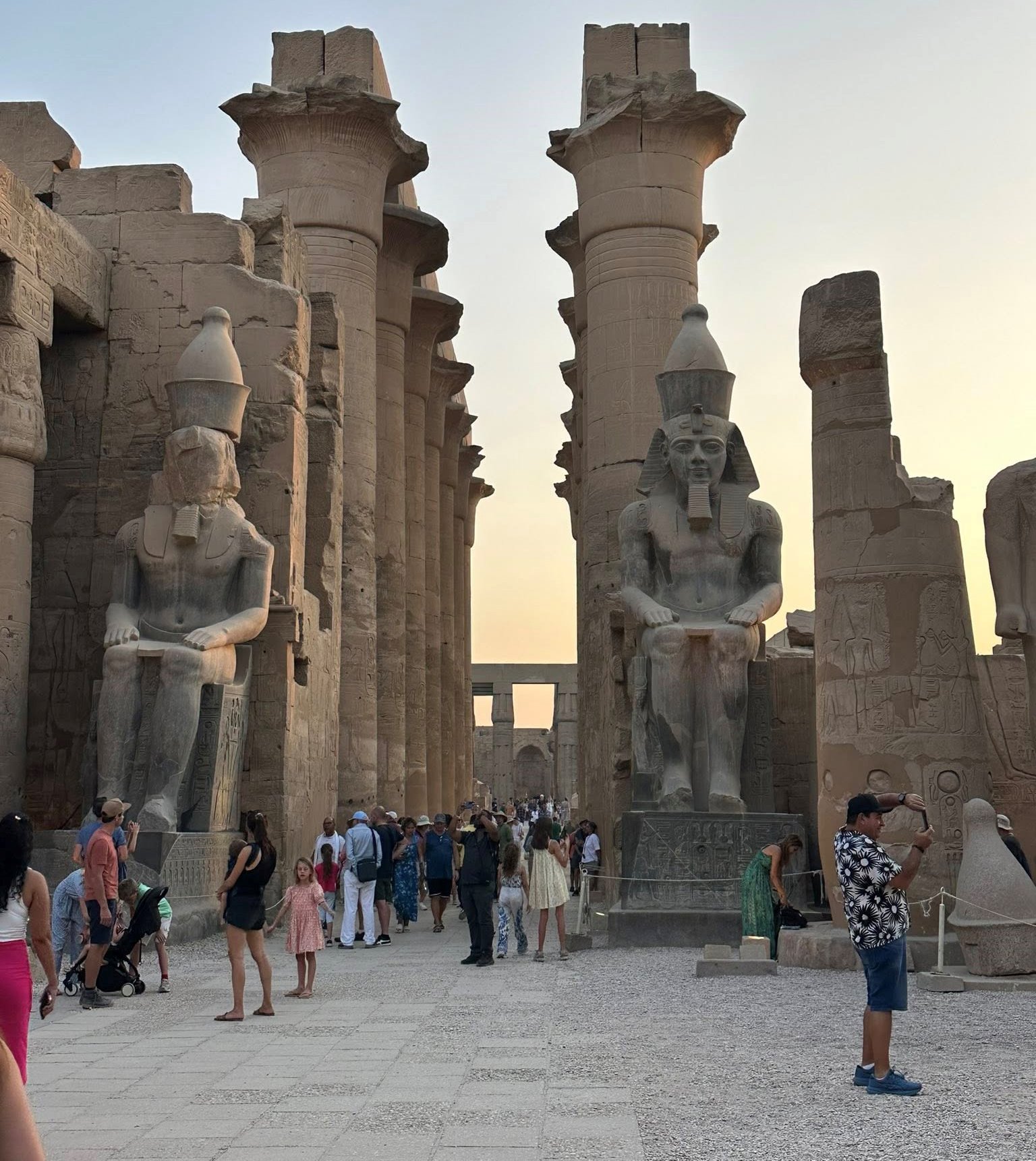 تماثيل الملك رمسيس الثالث ومقصوراته تجذب آلاف السياح بمعبد الأقصر