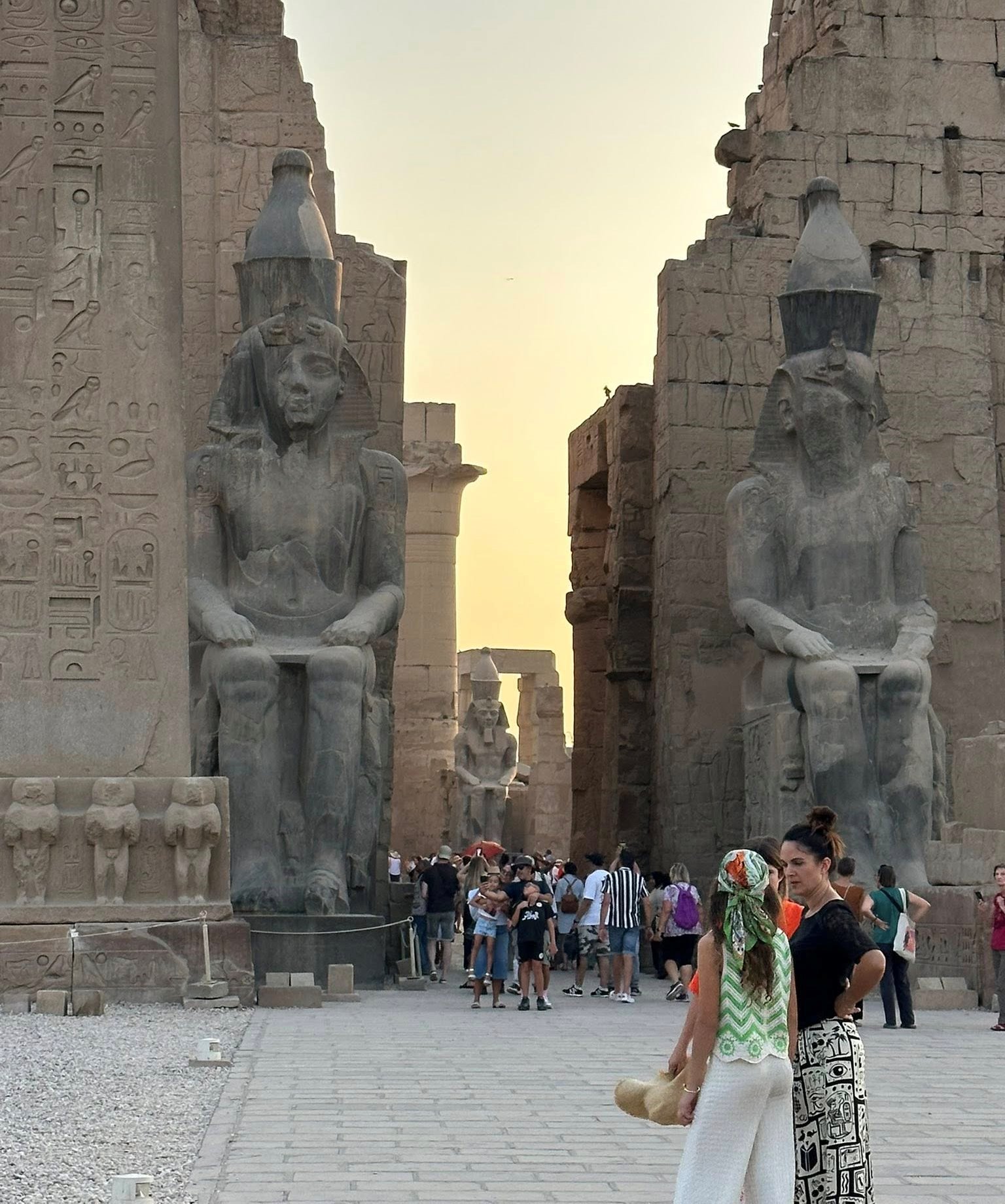 جانب من التوافد السياحي اليومى بمعبد الأقصر